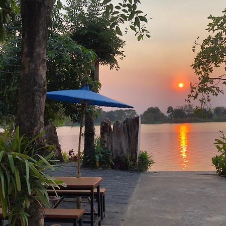 Ruen Thai Ban Rim Nam Кампаенг Пет Екстериор снимка