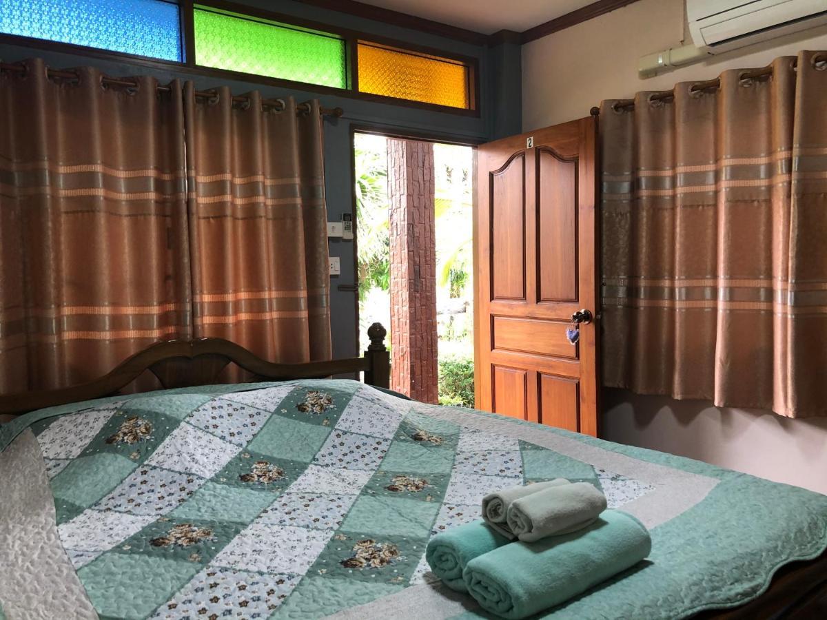 Ruen Thai Ban Rim Nam Кампаенг Пет Екстериор снимка