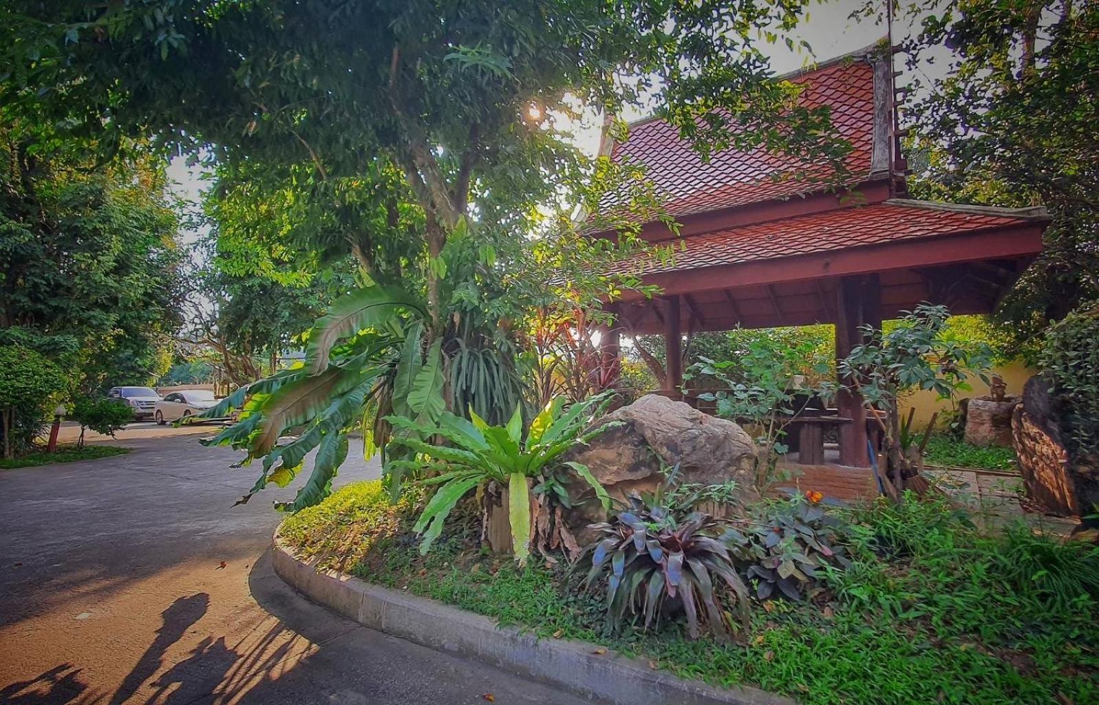Ruen Thai Ban Rim Nam Кампаенг Пет Екстериор снимка