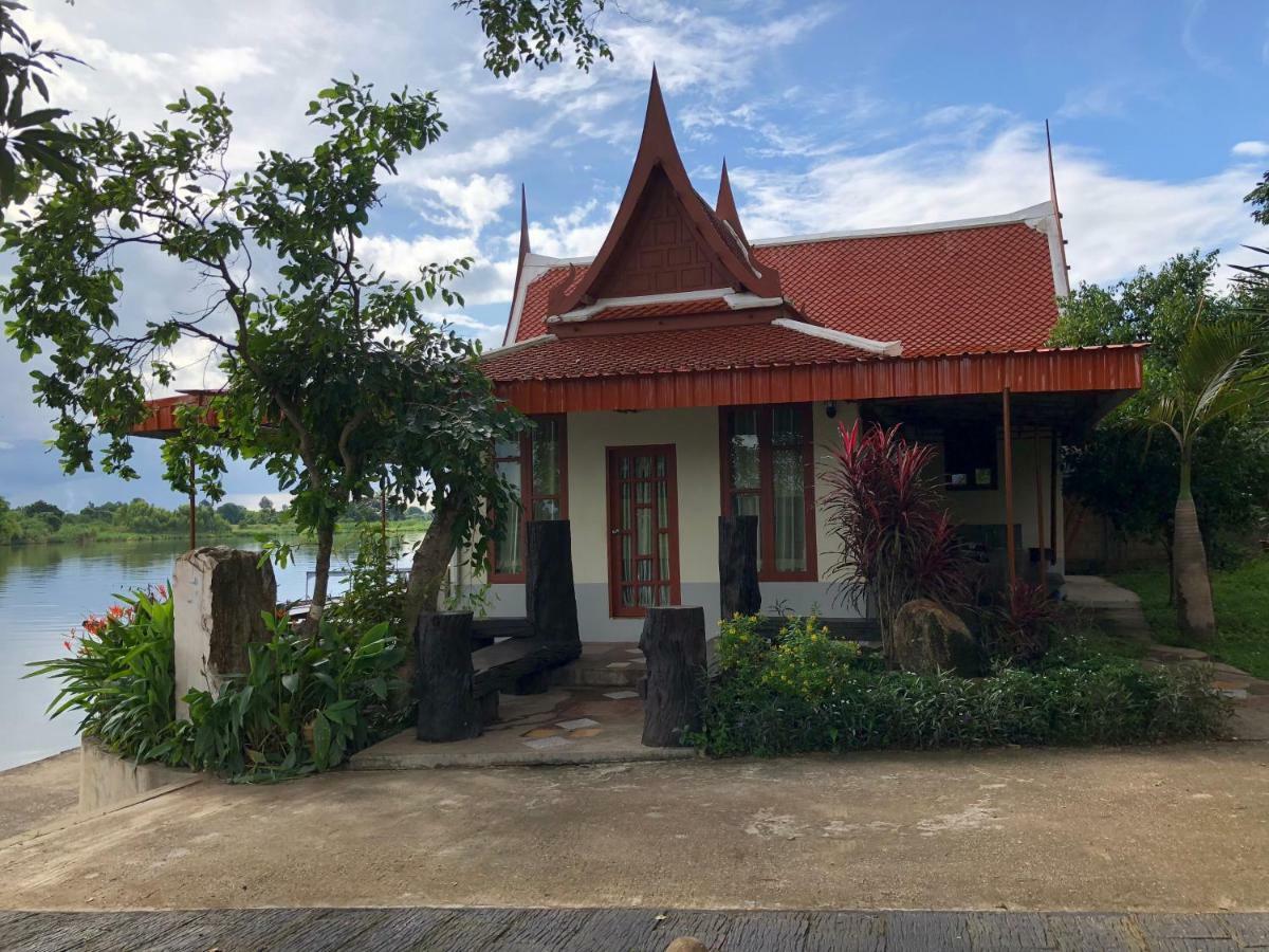 Ruen Thai Ban Rim Nam Кампаенг Пет Екстериор снимка