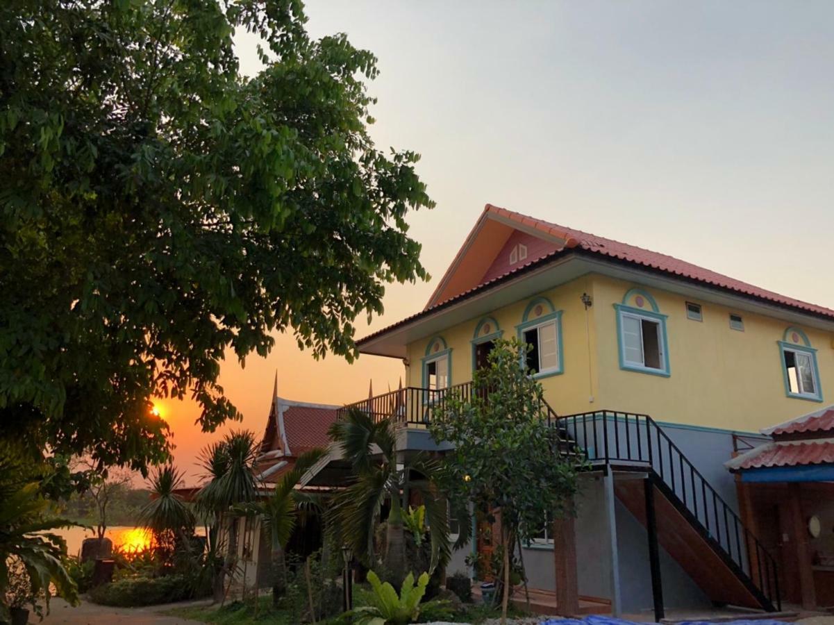 Ruen Thai Ban Rim Nam Кампаенг Пет Екстериор снимка